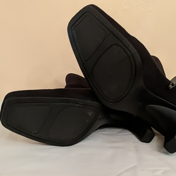 9 1/2 Liz Claiborne black  ankle boots - Picture 3 of 3